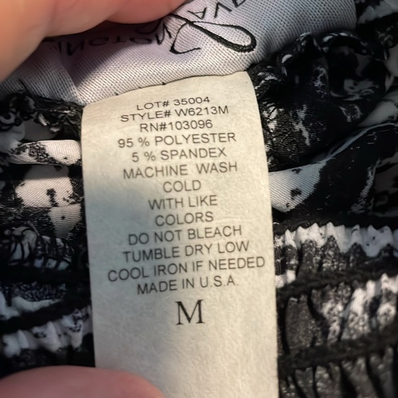 LEXINGTON AVENUE Snakeskin Print Mock Neck Top, Women’s M, Black Gray - Picture 8 of 8